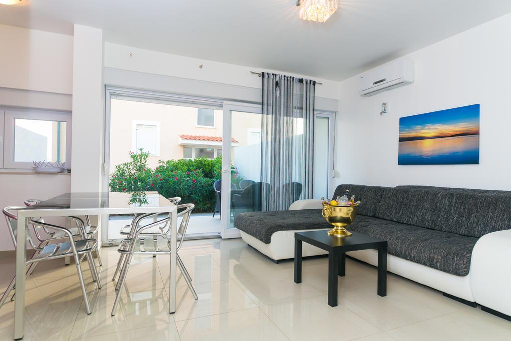 Villa Tina Novalja Bagian luar foto