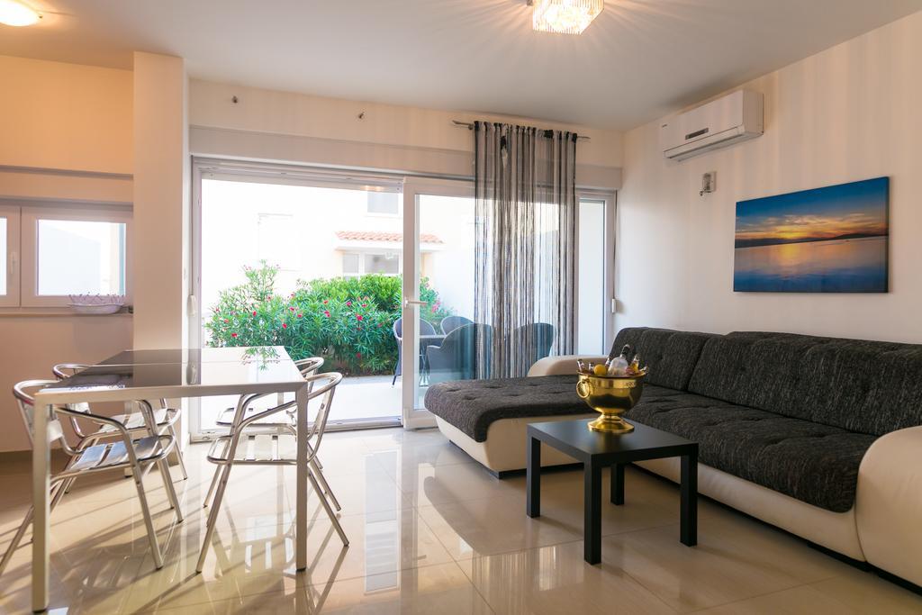 Villa Tina Novalja Bagian luar foto